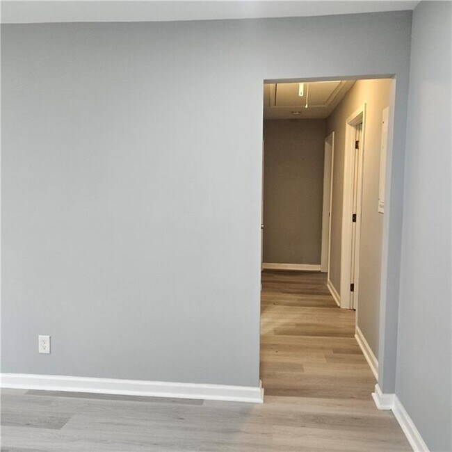 Building Photo - 3047 Menlo Park Dr