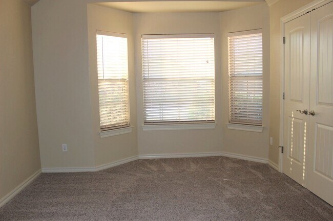 Building Photo - Gorgeous 4 Bed 2 Bath in Gated Community