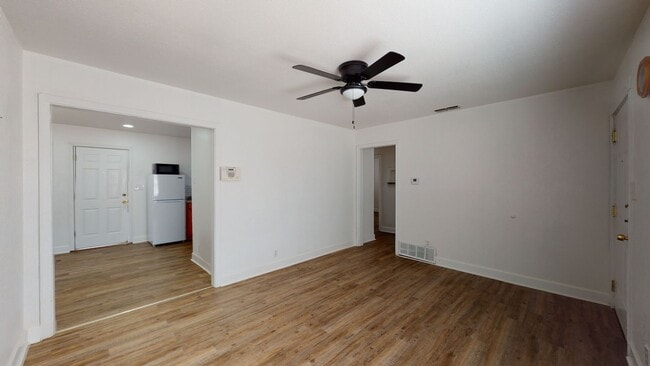 Building Photo - $995 + 2 WEEKS FREE RENT!!!!