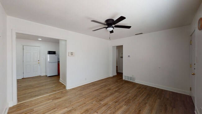 Building Photo - HUGE PRICE IMPROVEMENT $995!!!!