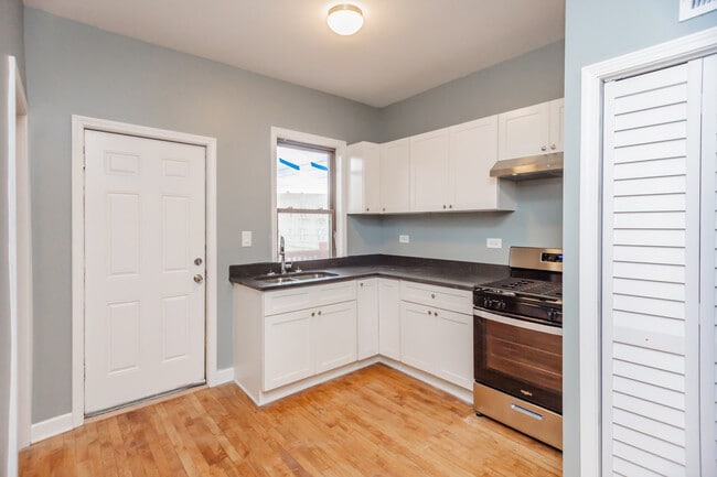 Building Photo - 925 S Laflin St