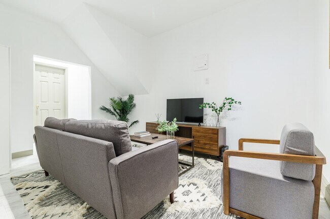 Building Photo - #290 Queen room in Hell's Kitchen 4-bed /