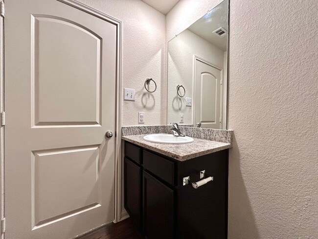 Building Photo - Comfortable 3 Bed / 2 Bath Home with Washer & Dryer and 2-Car Garage