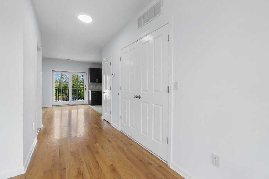 Building Photo - 437 Whiton St
