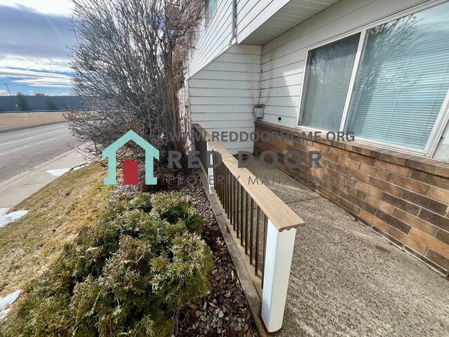 Building Photo - 3 bedroom Condo in ideal location