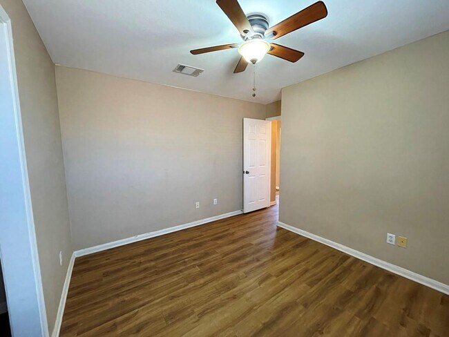 Building Photo - 145 Amber Ash Dr