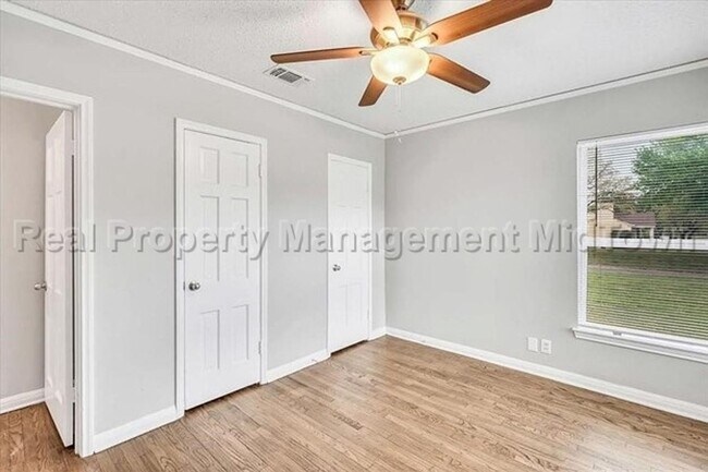 Building Photo - 6400 Greenway Rd