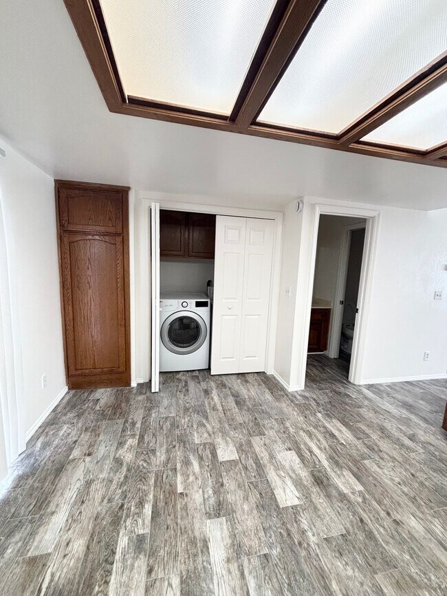 Building Photo - W807