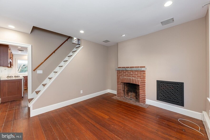 Living room - 1038 N Leithgow St