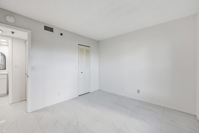 Building Photo - 4700 Lucerne Lakes Blvd W