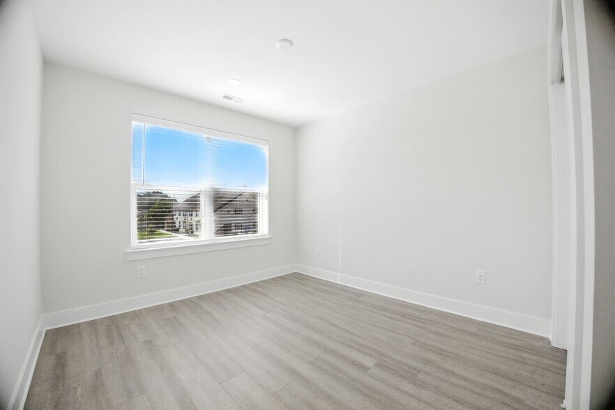 Building Photo - 41 Sequoia Dr