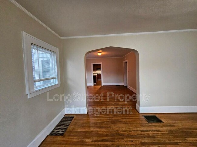 Building Photo - 634 SW Grant St.