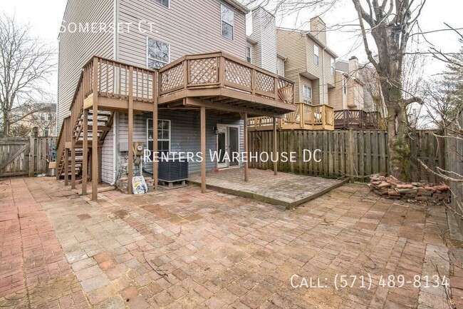 Building Photo - Updated 3BR/3.5BA End-Unit Townhome in Gre...