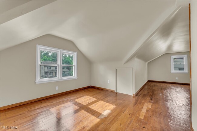 Building Photo - 5037 Greenhurst Dr