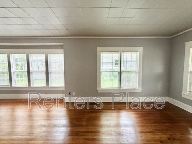 Building Photo - 204 S Birch St
