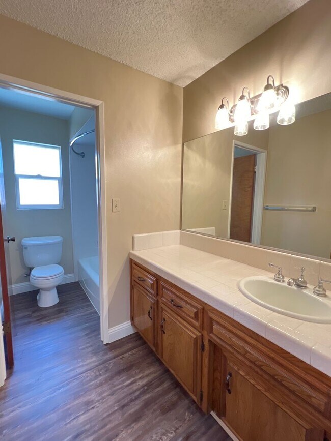 Building Photo - Southwest Bakersfield