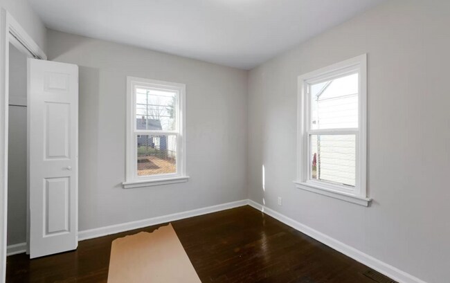 Building Photo - 1133 Duxberry Ave
