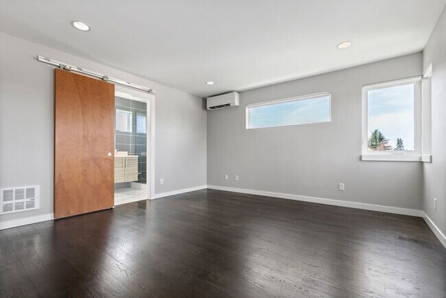 Building Photo - Stunning Modern Air-Conditioned in Coveted...