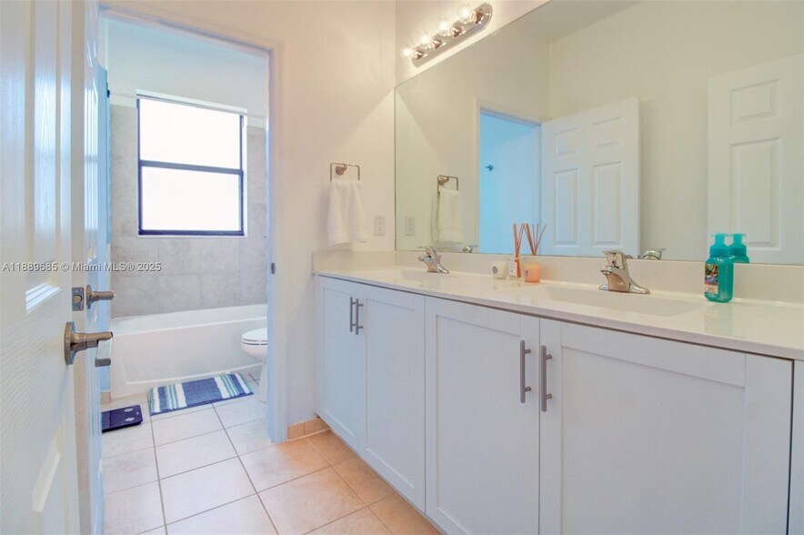 Building Photo - 21016 NE 2nd Ct