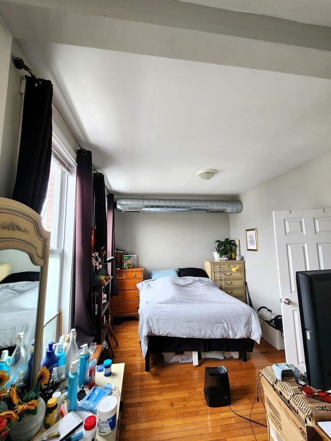 Building Photo - 973 W 19th St