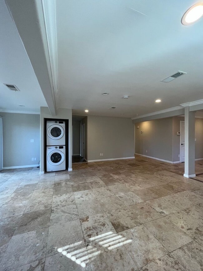 Building Photo - 4BD 2BR, Separate Backyard