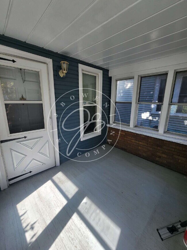 Building Photo - "Charming 2 possible 3-Bedroom Home on Uta...