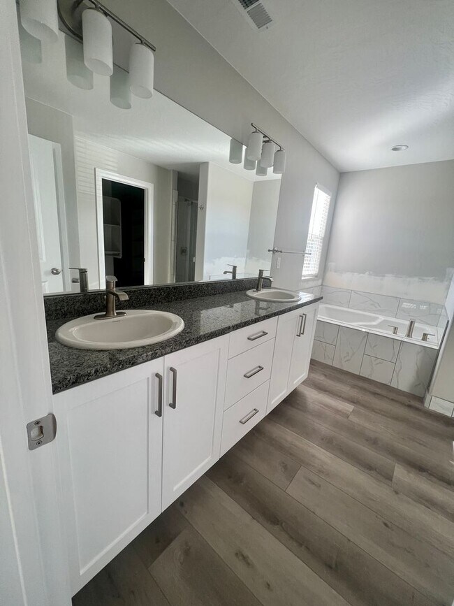 Building Photo - Beautiful newer 3 bedroom, 2.5 bathroom townhome! Amazing views!