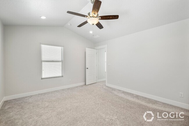 Building Photo - Beautiful Townhome in Amazing Location.