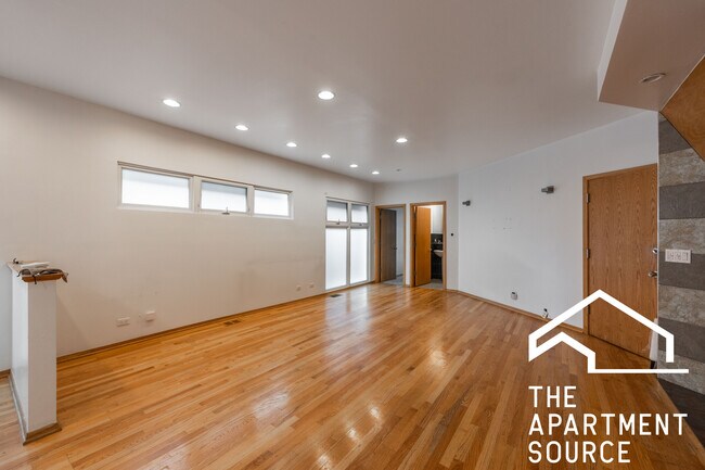 Primary Photo - 1049 N Winchester Ave