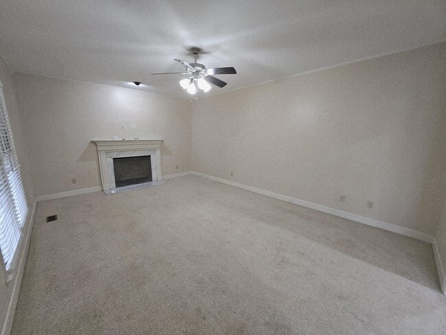 Building Photo - 208 E Bend Ct