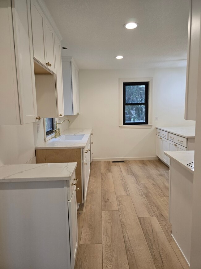 Building Photo - 856