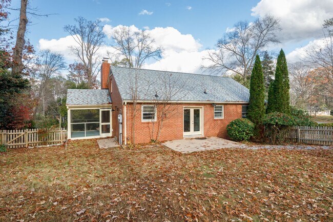 Building Photo - Stratford Hills Brick Ranch
