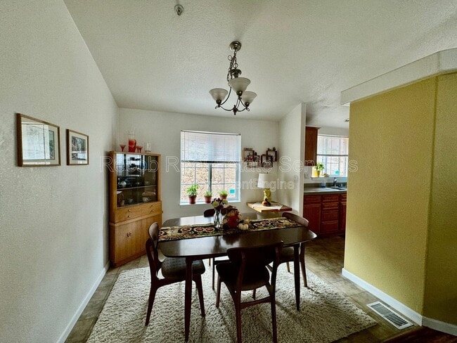 Building Photo - 580 Silverbrook Dr