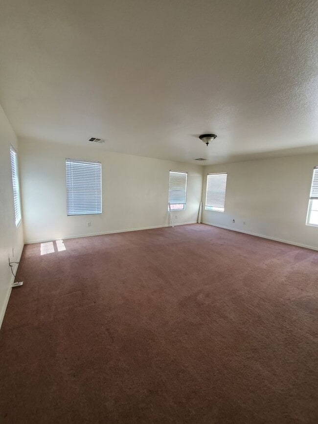 Building Photo - Summerlin 3/2.5 with huge loft