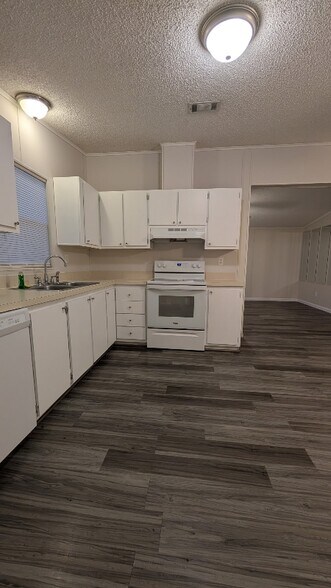 Building Photo - 165 Landing Dr