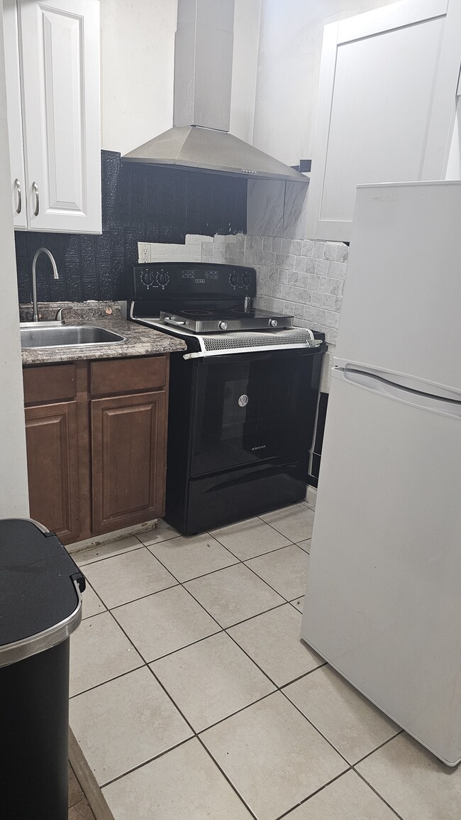 Building Photo - 909 Porter Ct NE