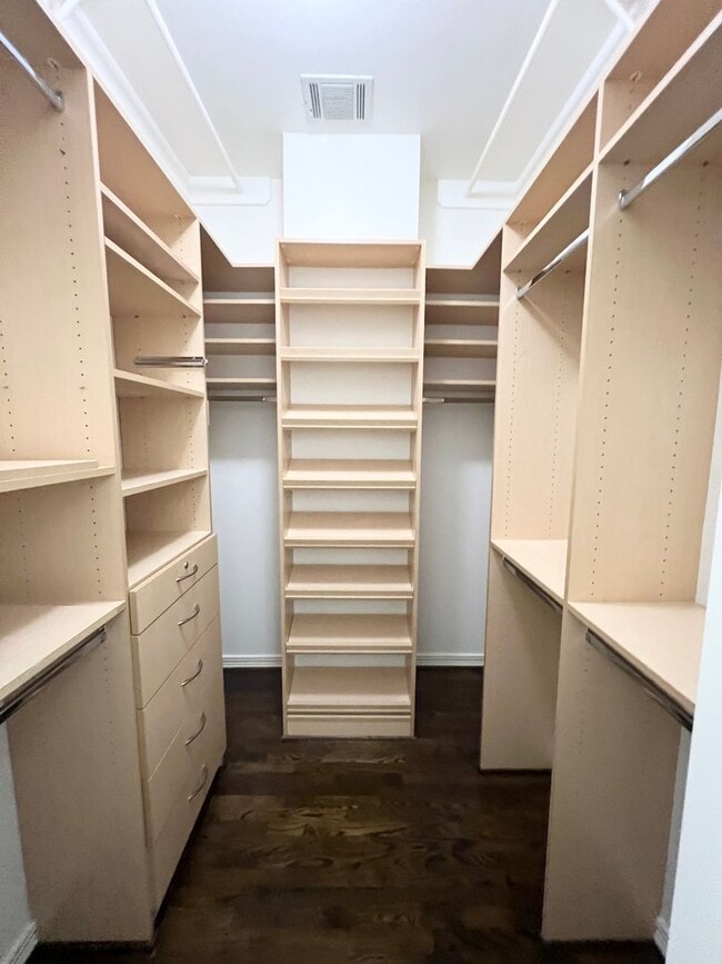 Building Photo - Stunning 4/3/2 Townhome in the Museum District !!!