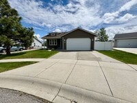Building Photo - Beautiful 3 bedroom 2 bathroom home locate...