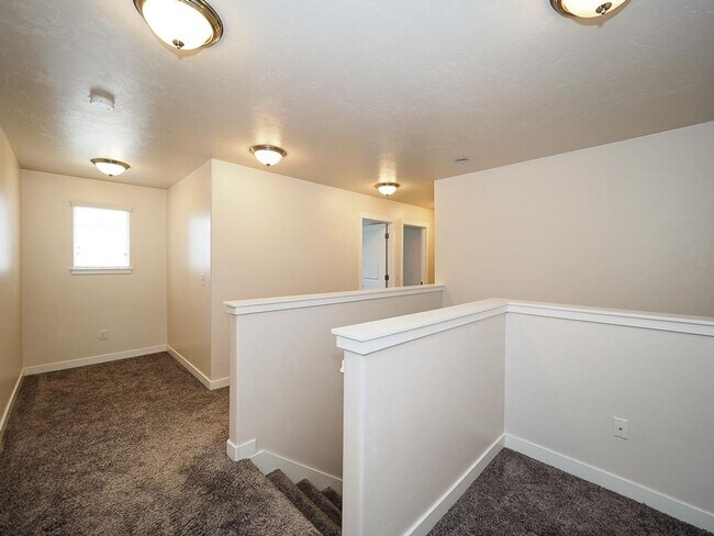 Building Photo - Draper Hillside Townhome