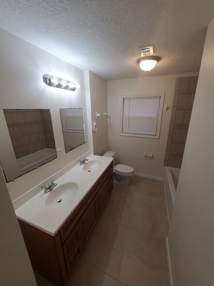 Building Photo - 2420 Bradford St