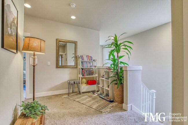 Building Photo - Spacious 4 BD Home with Private Backyard &...