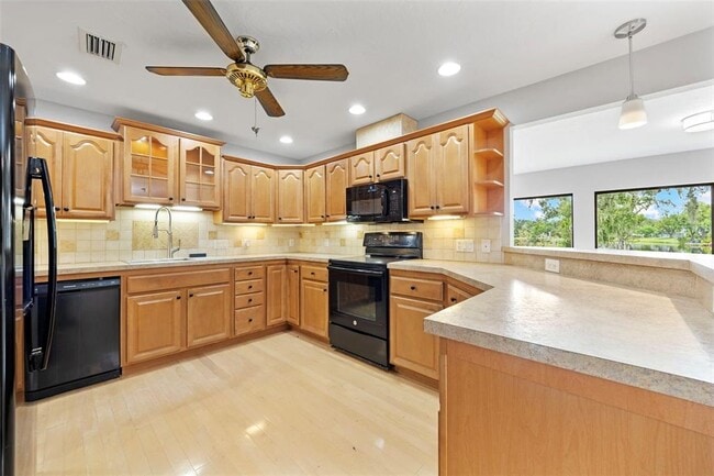 Building Photo - 8006 Oak Dr