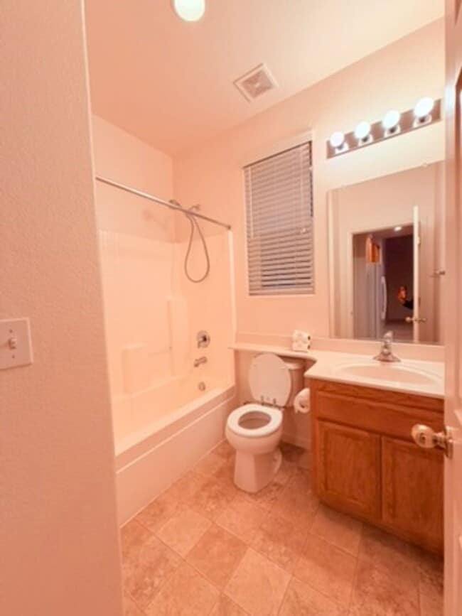 Building Photo - Bright & Spacious 4BD/3BA Home with Downstairs Bed/Bath in Elk Grove