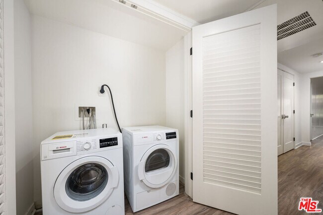 Building Photo - 6465 Sycamore Meadows Dr