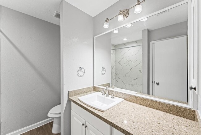 Building Photo - 2808 Pinewood Dr