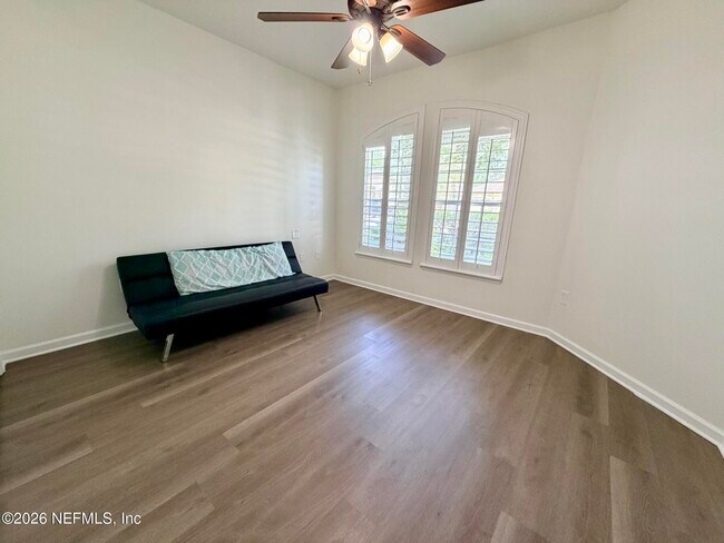 Building Photo - 2411 Golfview Dr