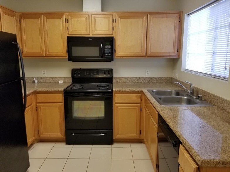 Building Photo - 600 Hosking Ave