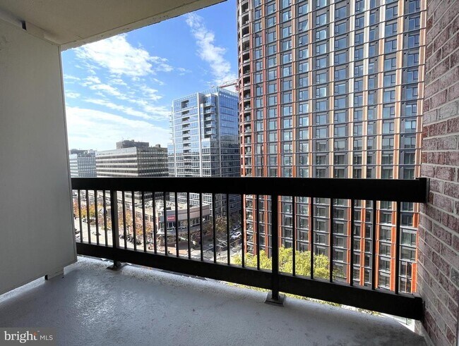 Building Photo - 1805 Crystal Dr