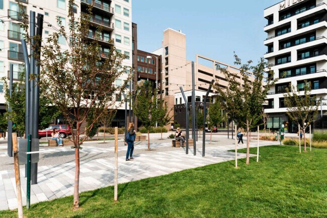 Building Photo - 985 Albion St