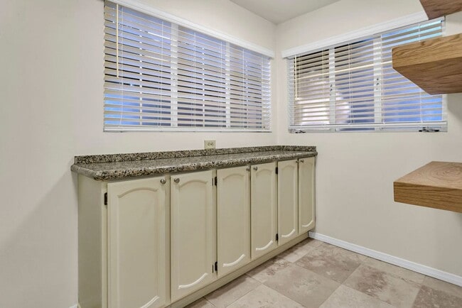 Building Photo - 2600 Torrey Pines Rd